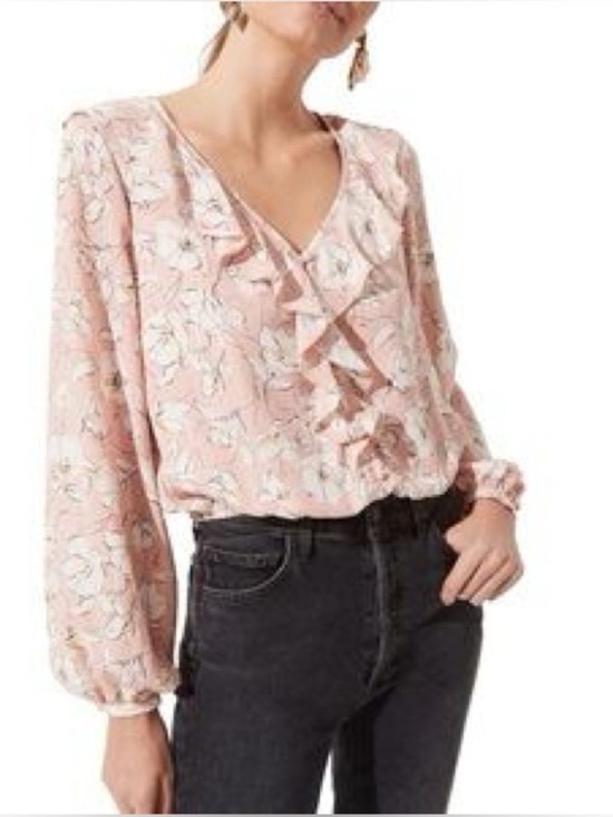Astr Tops - ASTR the Label blouse features a blush pink floral pattern